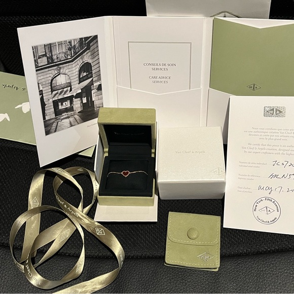 (SOLD) Van Cleef and Arpels sweet alhambra heart bracelet Retail $1560 - Picture 1 of 6